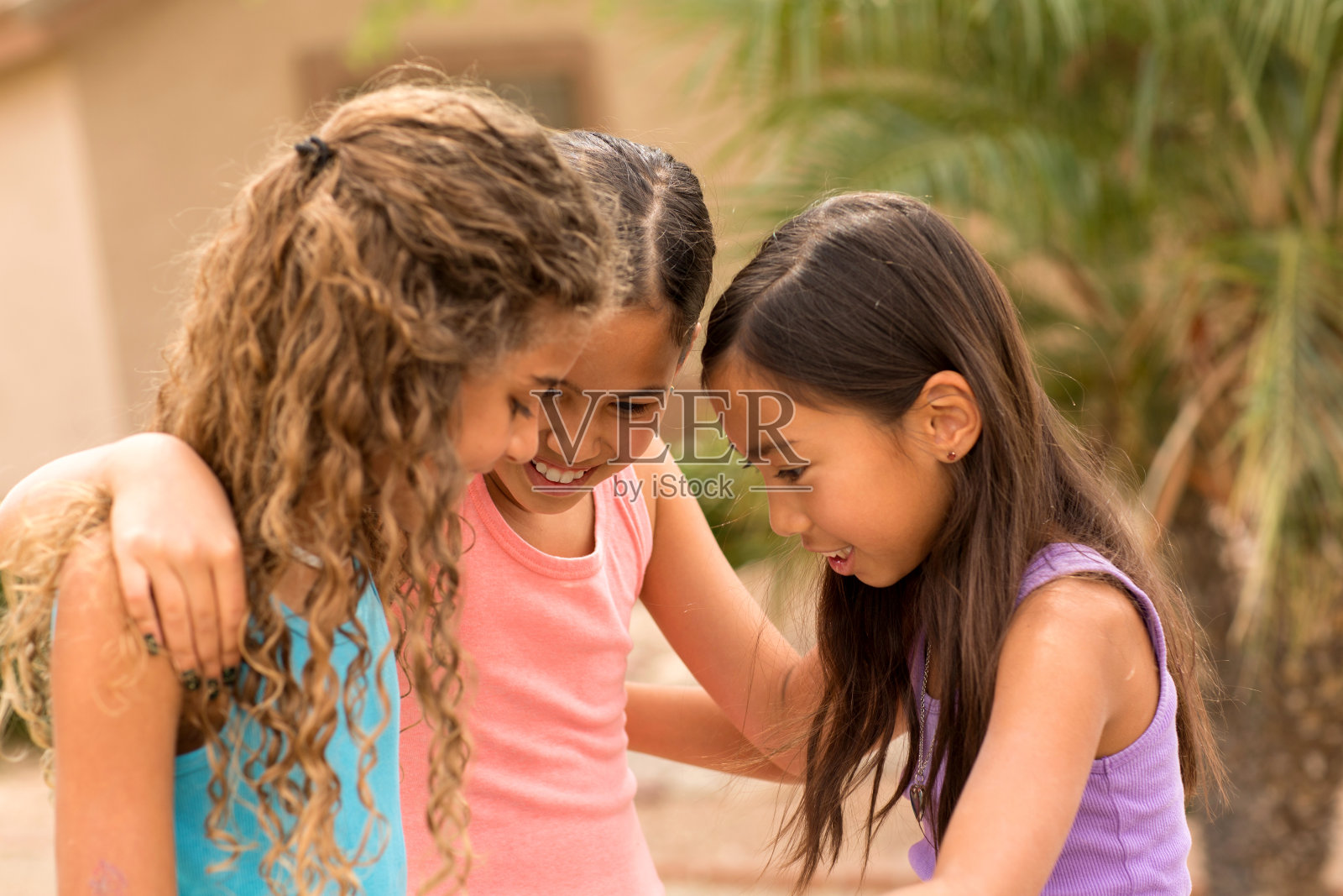 形形色色的朋友们在一起嬉笑打闹。照片摄影图片