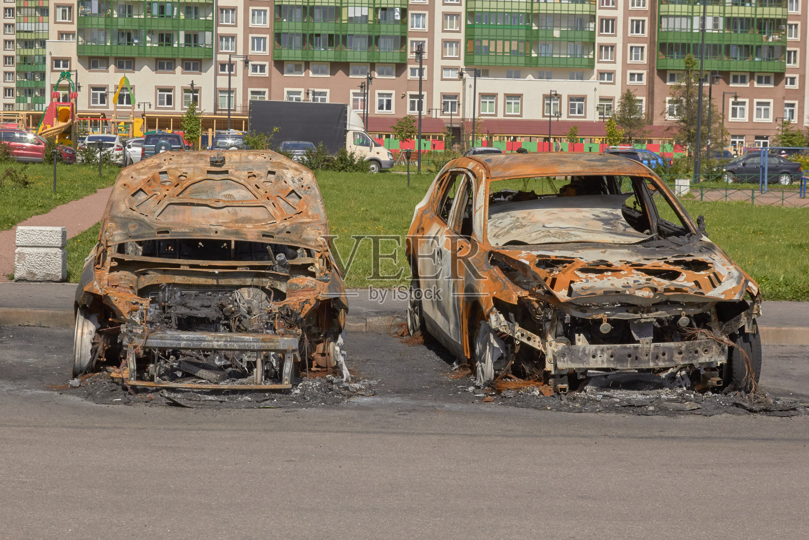 在该市一个地区发生火灾后，该市烧毁了汽车照片摄影图片