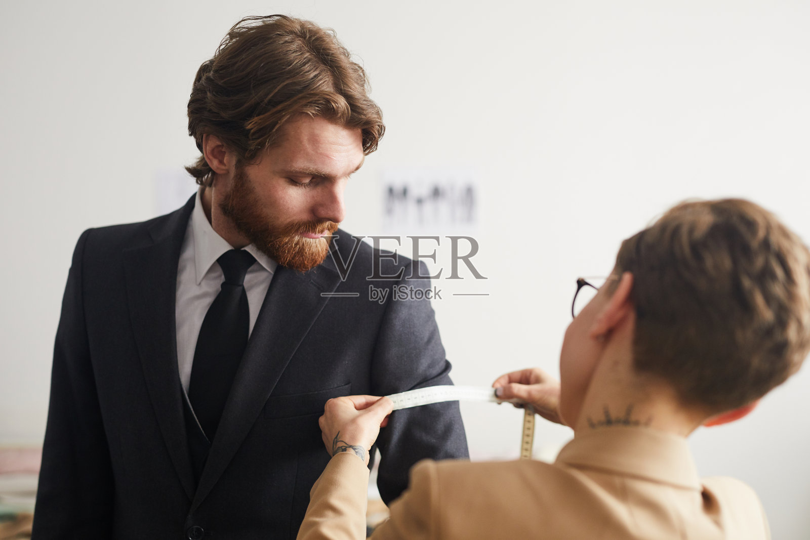 男人试穿新衣服照片摄影图片