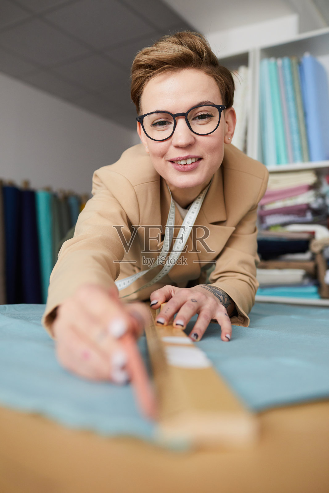 裁缝量布料照片摄影图片