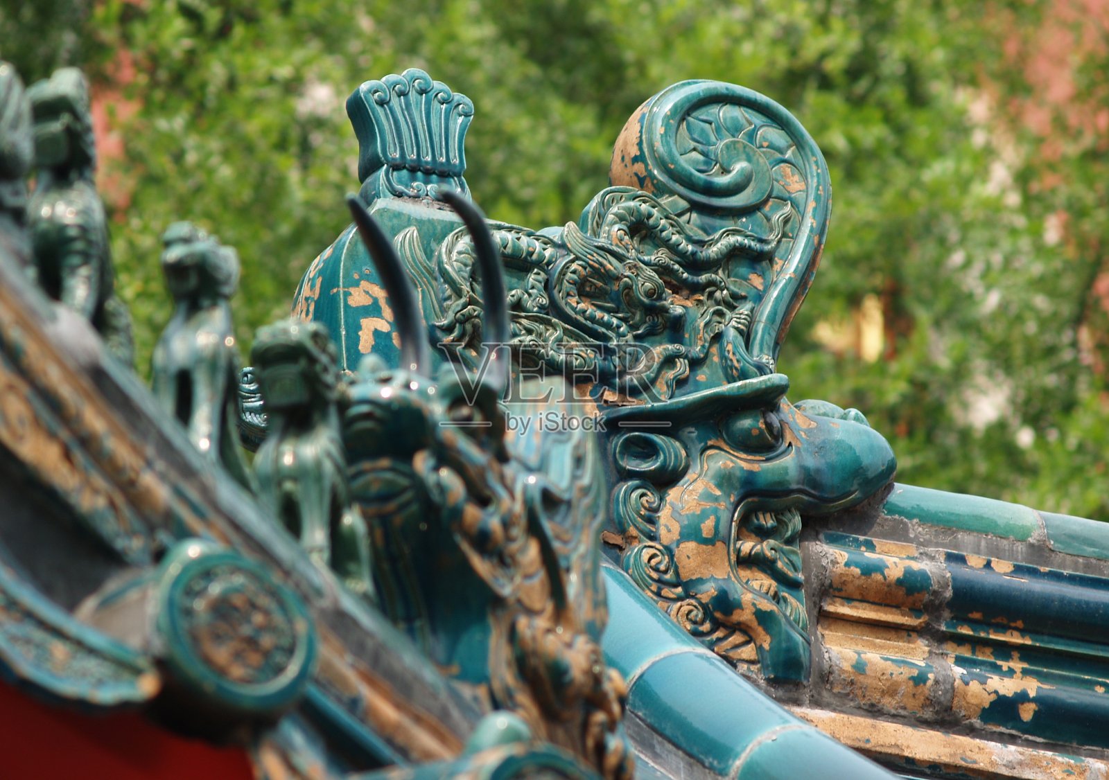 绿色屋顶装饰，部分脱落照片摄影图片