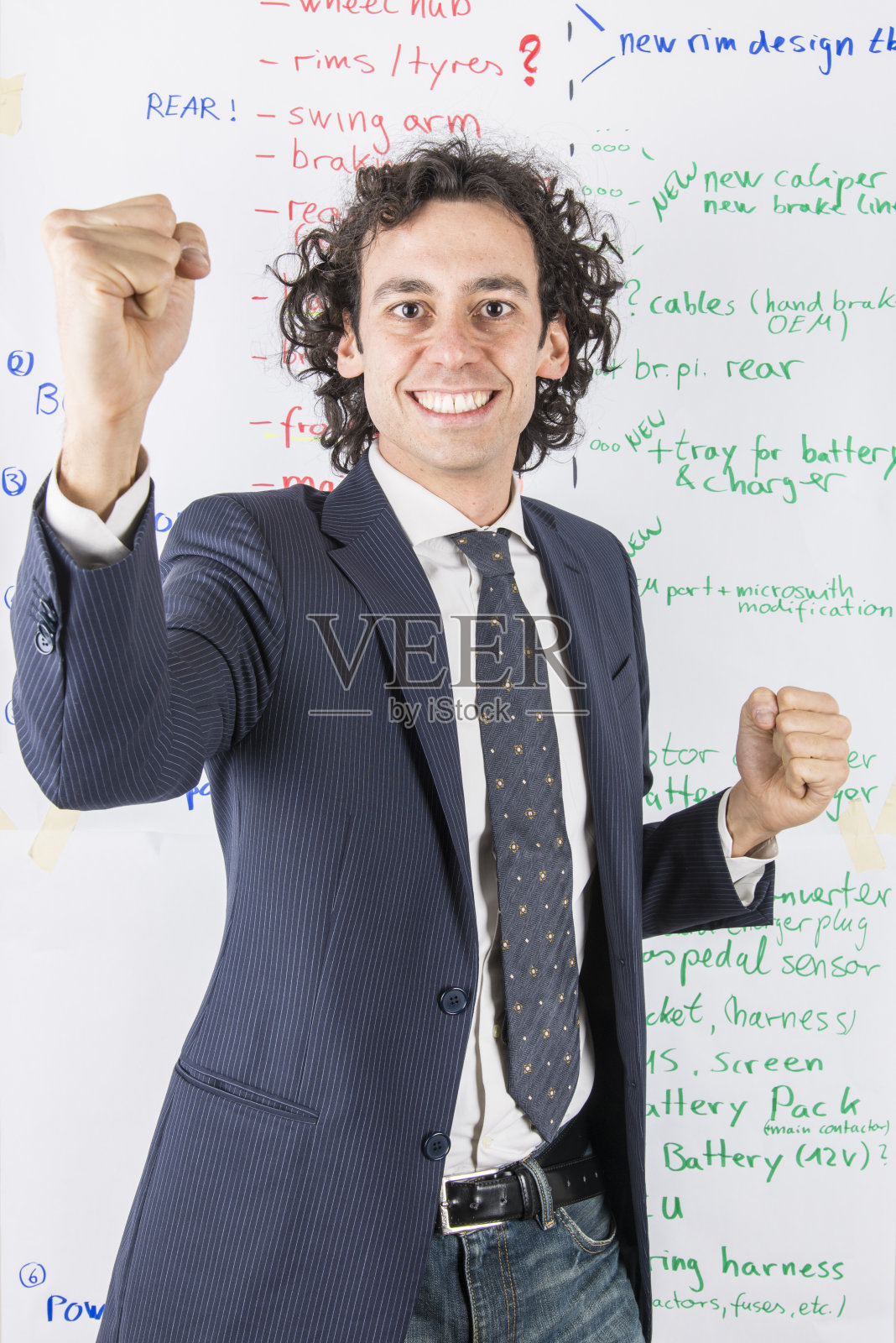 一个年轻成功的商人在他的办公室里的肖像照片摄影图片