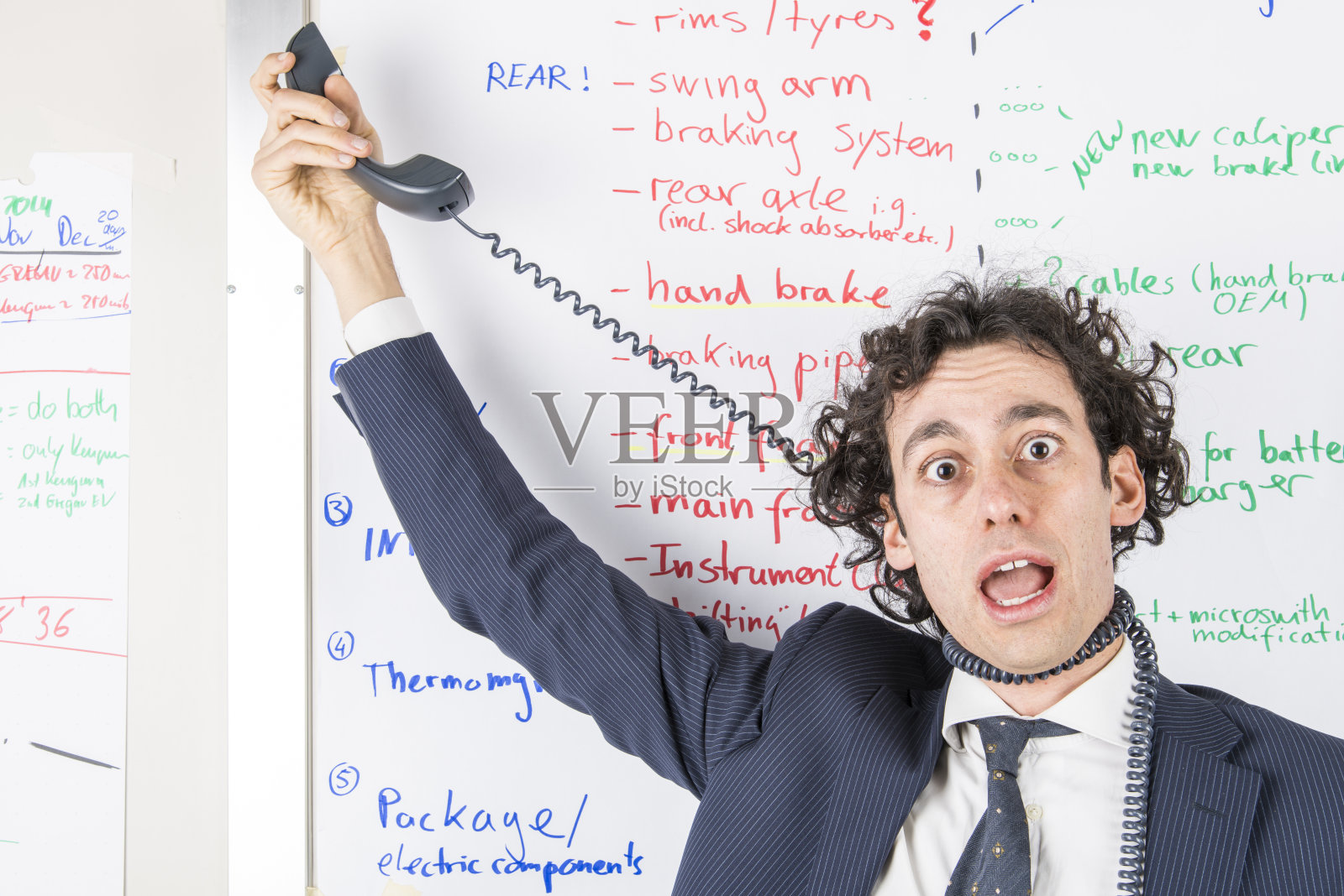 一个绝望的商人在他的办公室里照片摄影图片