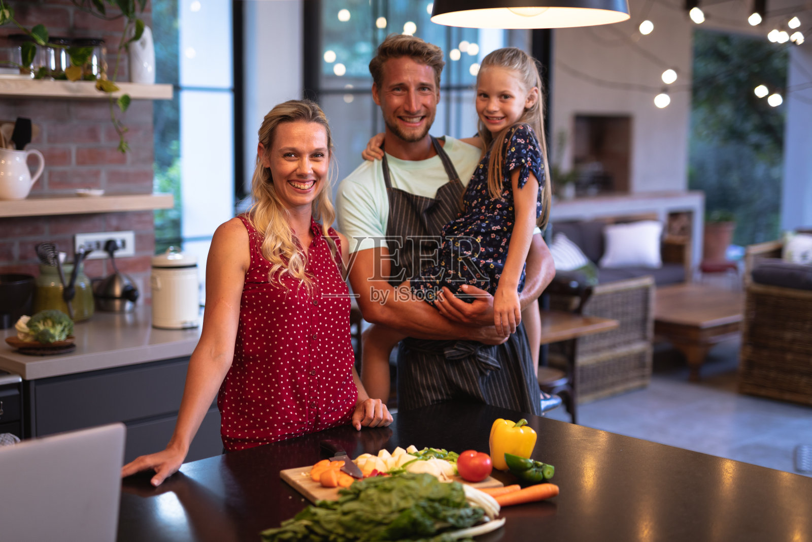 白人家庭花时间在厨房和使用笔记本电脑照片摄影图片