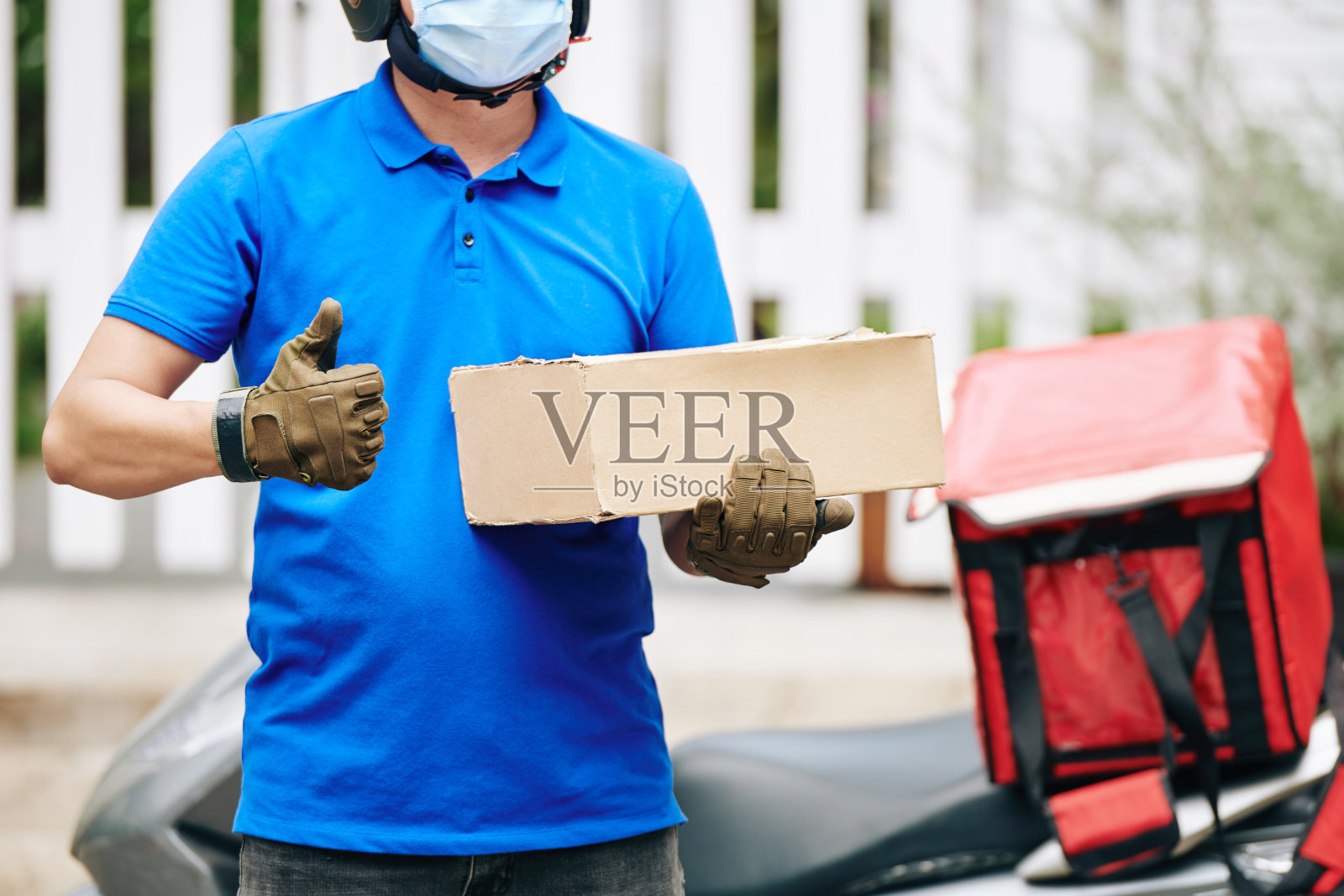 带着纸板箱的送货员照片摄影图片