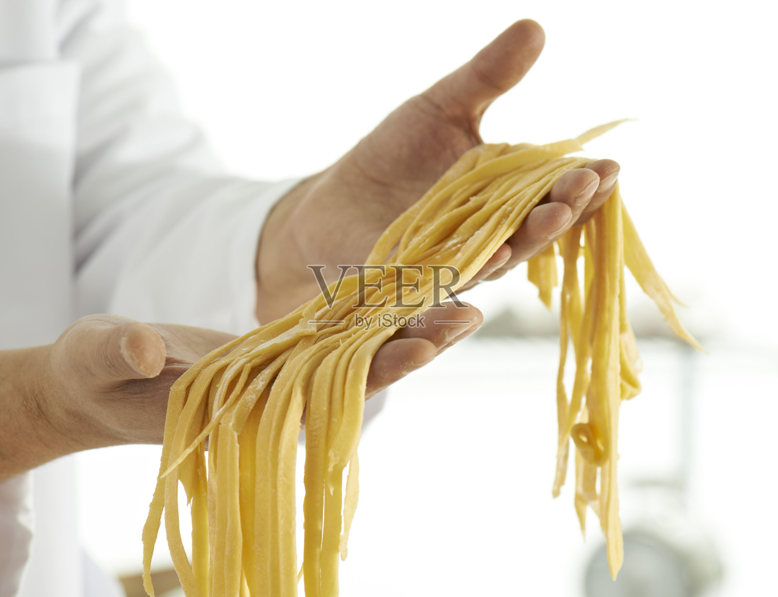 准备自制的意大利面照片摄影图片