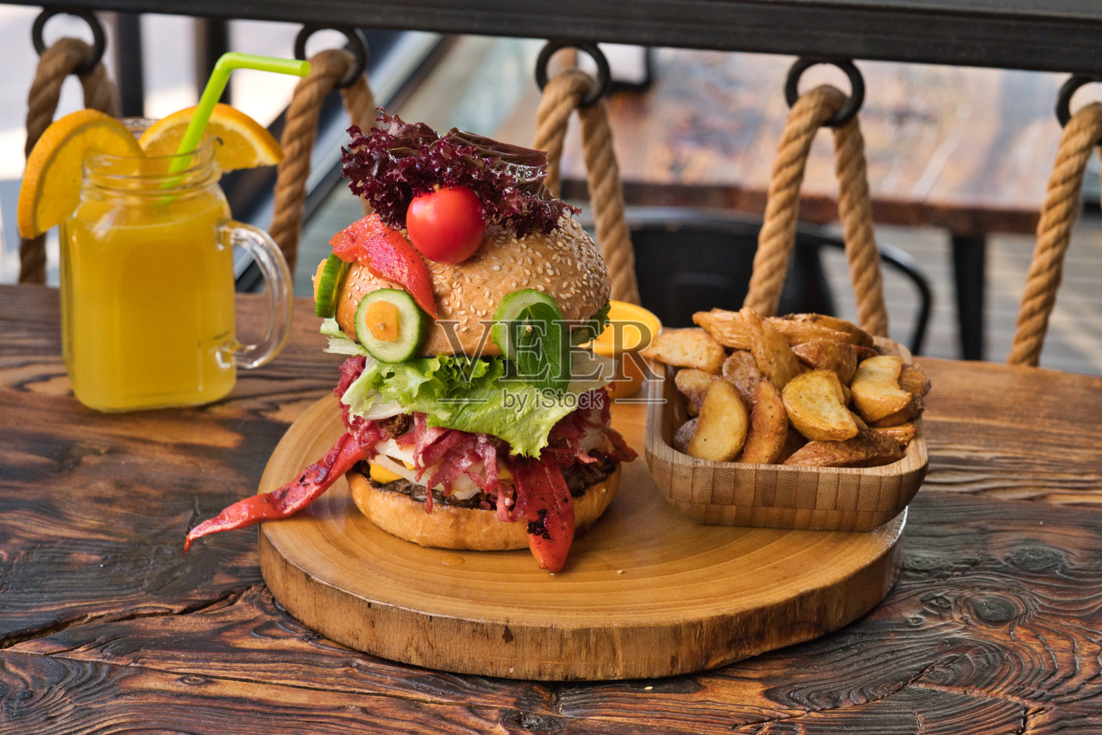 快餐,汉堡。特制小牛肉，汉堡，薯条和双层切达干酪。特写新鲜美味可口的自制汉堡。照片摄影图片