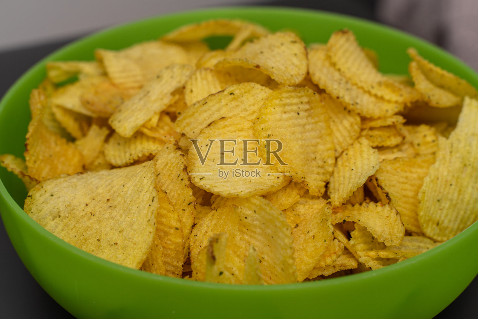 一个绿色杯子里的薯片特写照片摄影图片