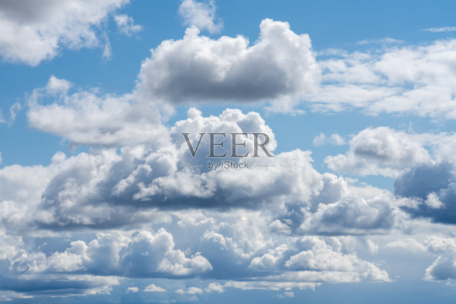 美丽的夏日蓝天和蓬松的云朵照片摄影图片