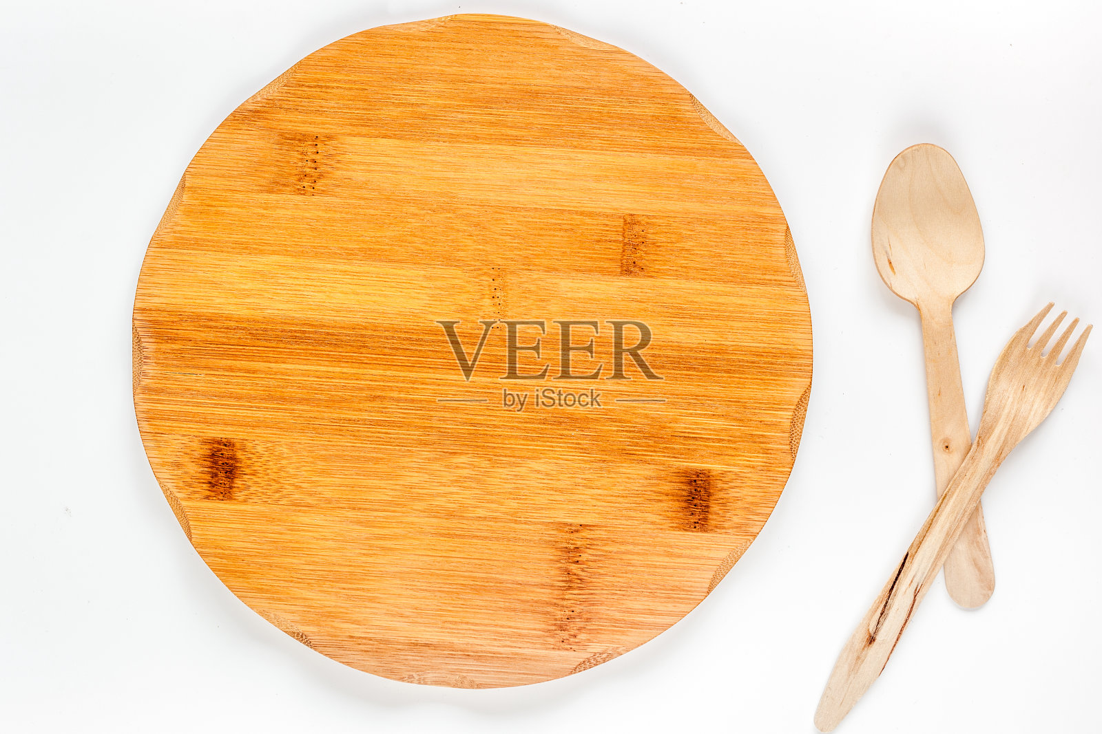 木质厨房用具在白色背景上俯视图照片摄影图片