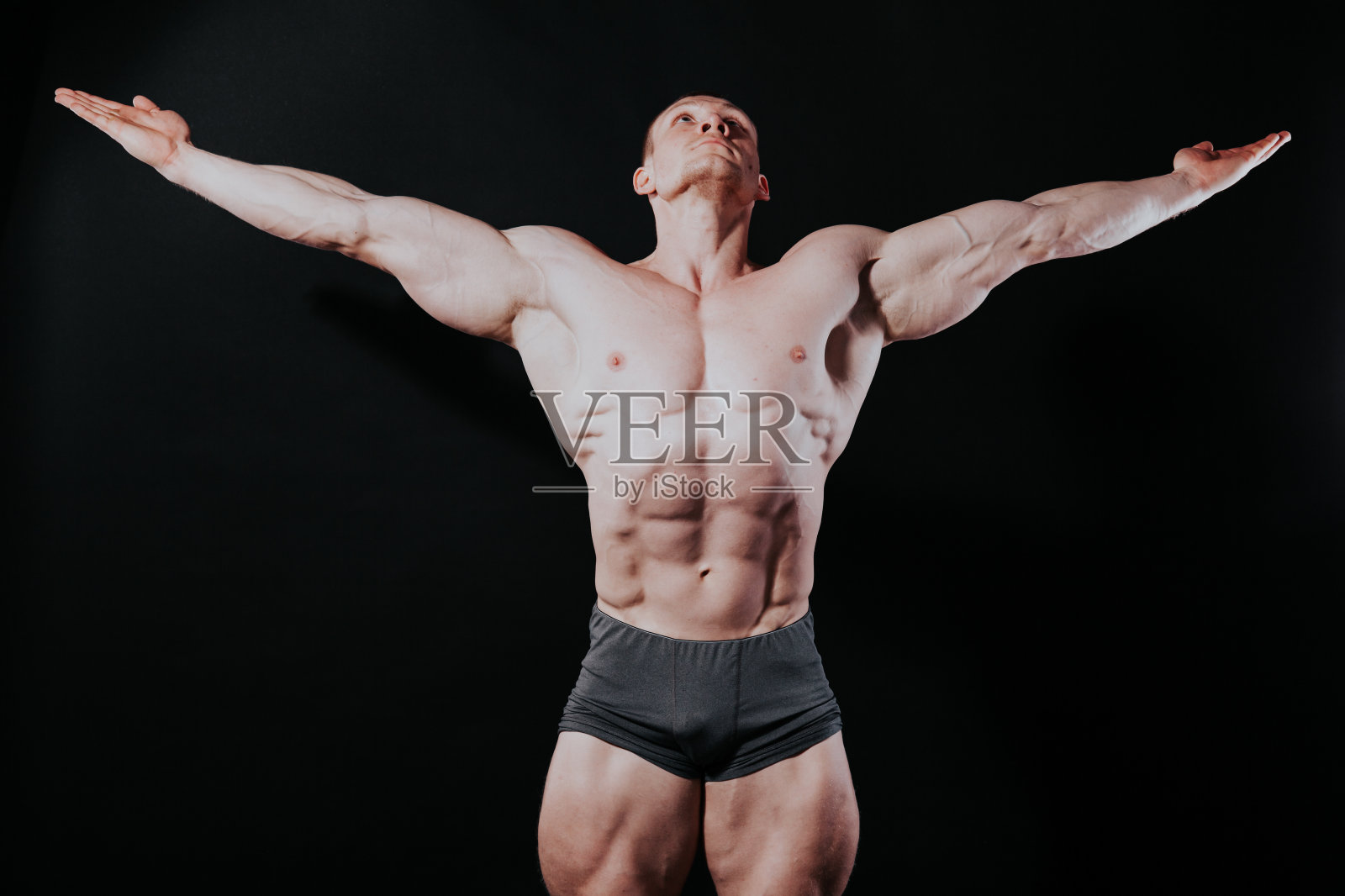 那位健美运动员在运动后秀肌肉照片摄影图片