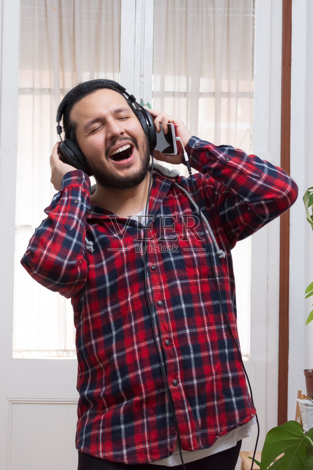 年轻人在听音乐照片摄影图片