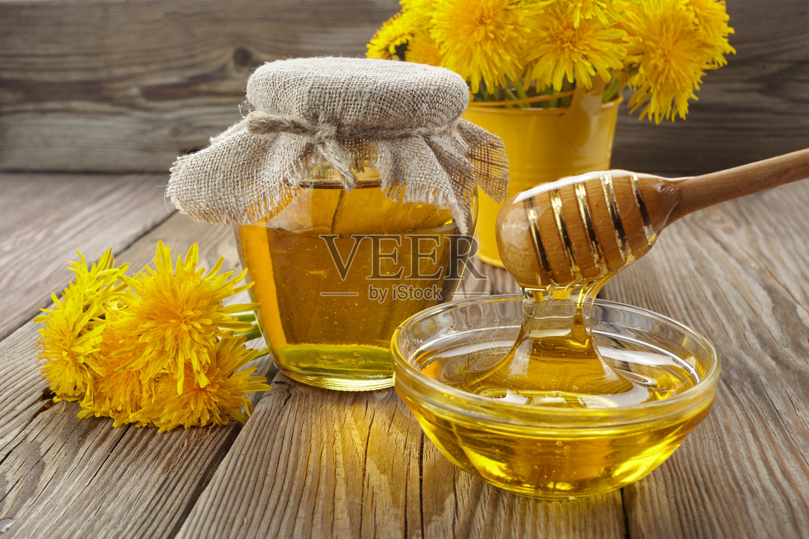蒲公英果冻，蜂蜜或果酱在乡村木质背景。健康新鲜的营养。健康食品。照片摄影图片