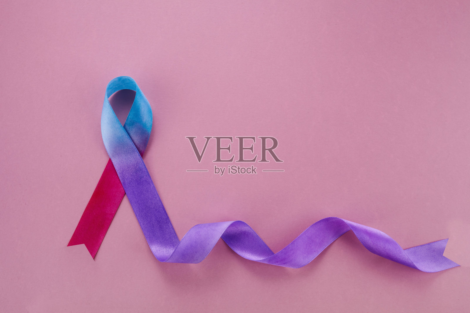 世界甲状腺日背景。青色、粉色和蓝色的丝带。照片摄影图片