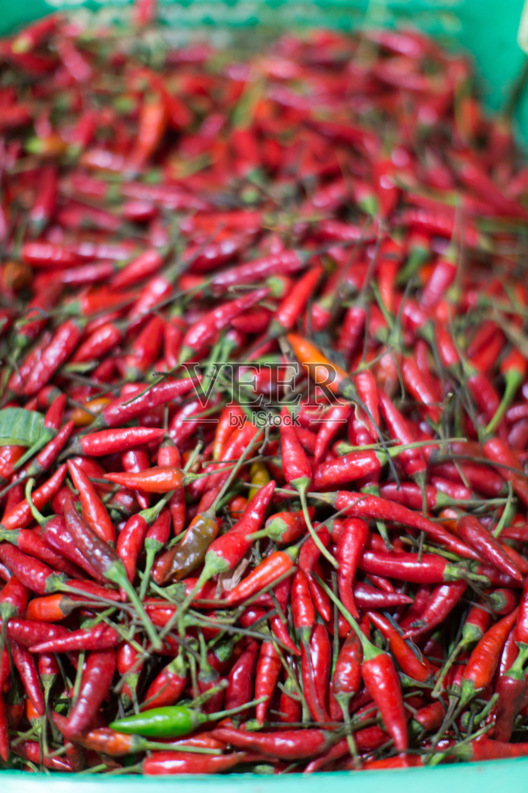 红辣椒在市场上展示照片摄影图片