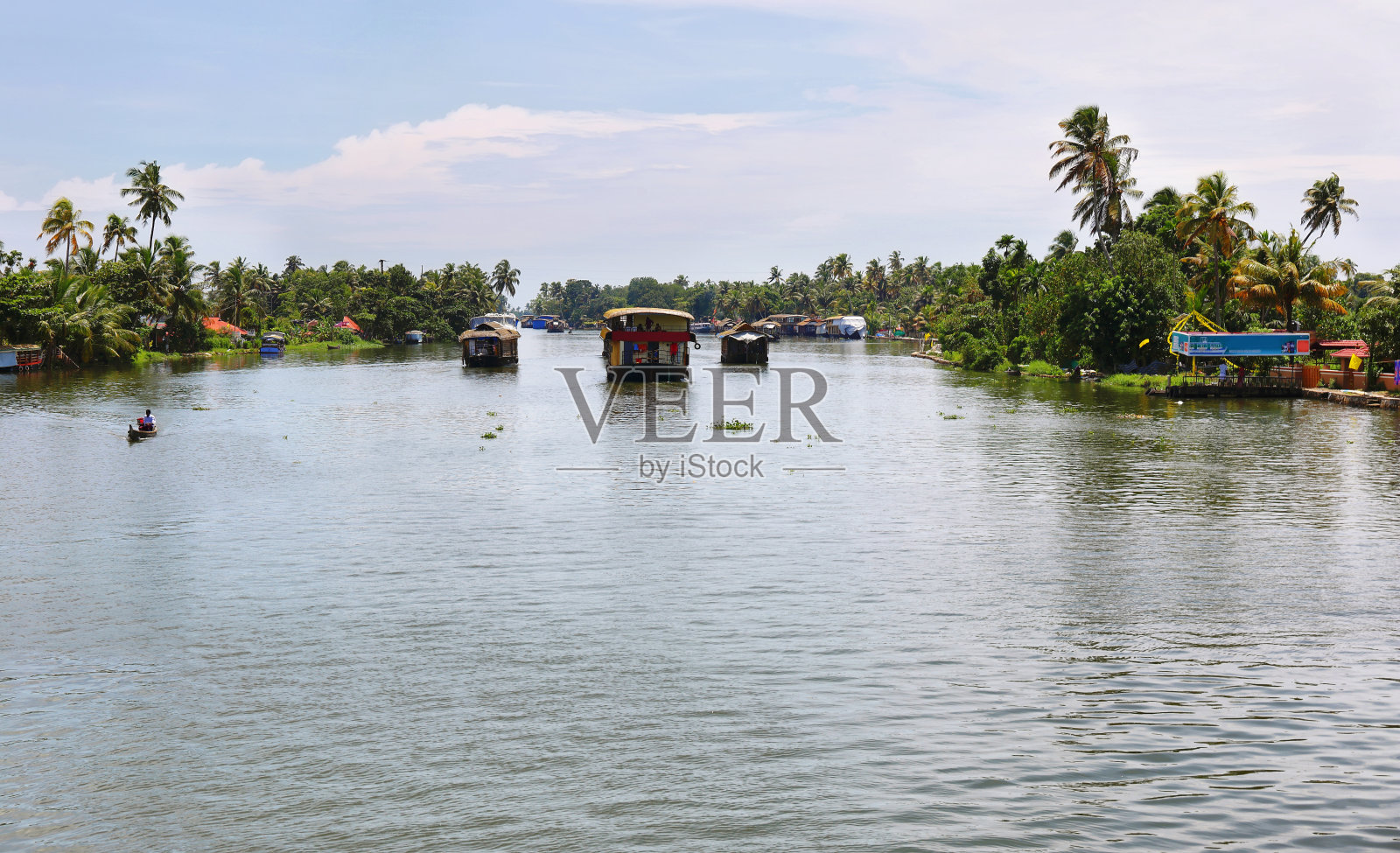 在印度喀拉拉邦阿勒佩的闭塞水域中航行的船坞。照片摄影图片