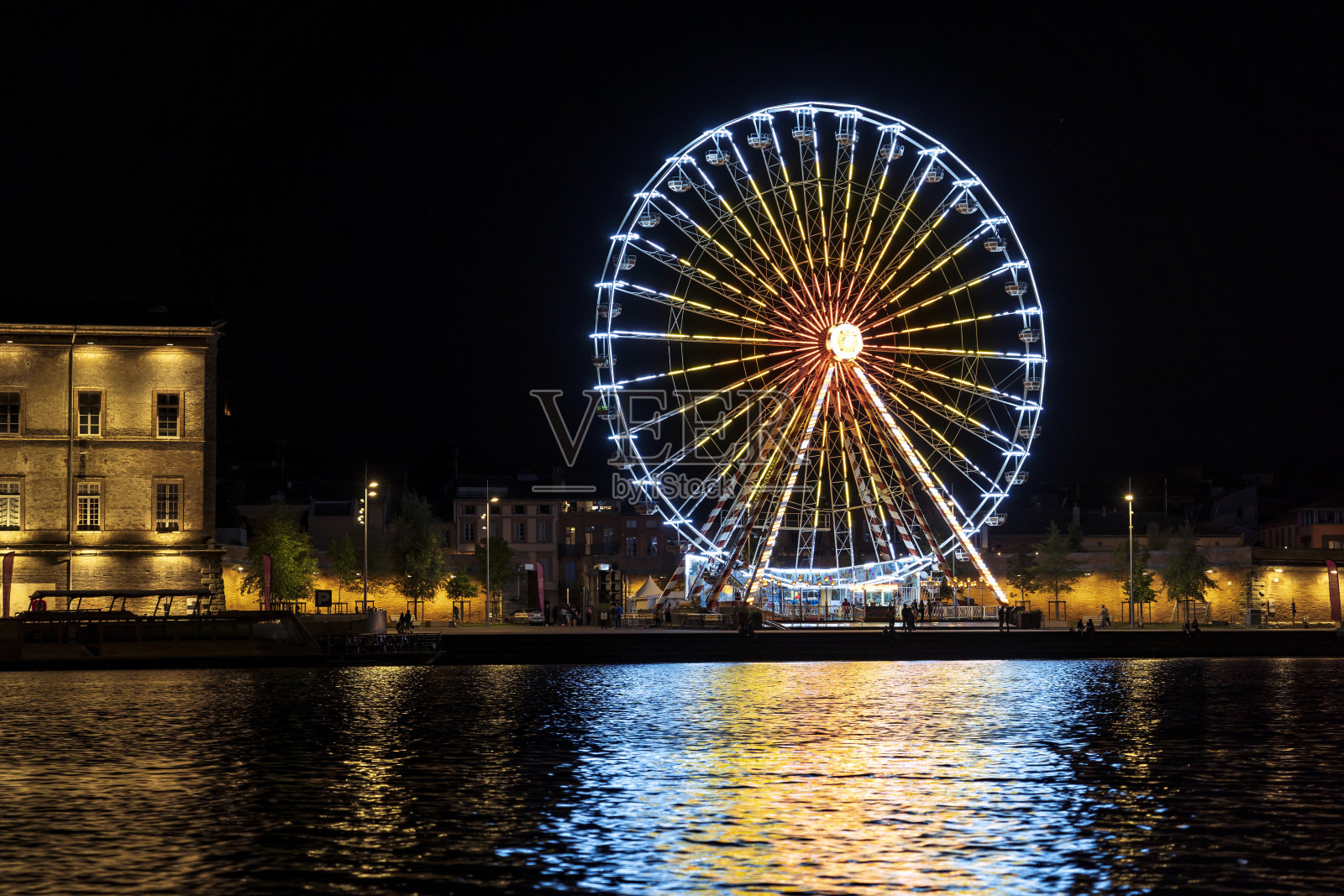 晚上坐摩天轮照片摄影图片