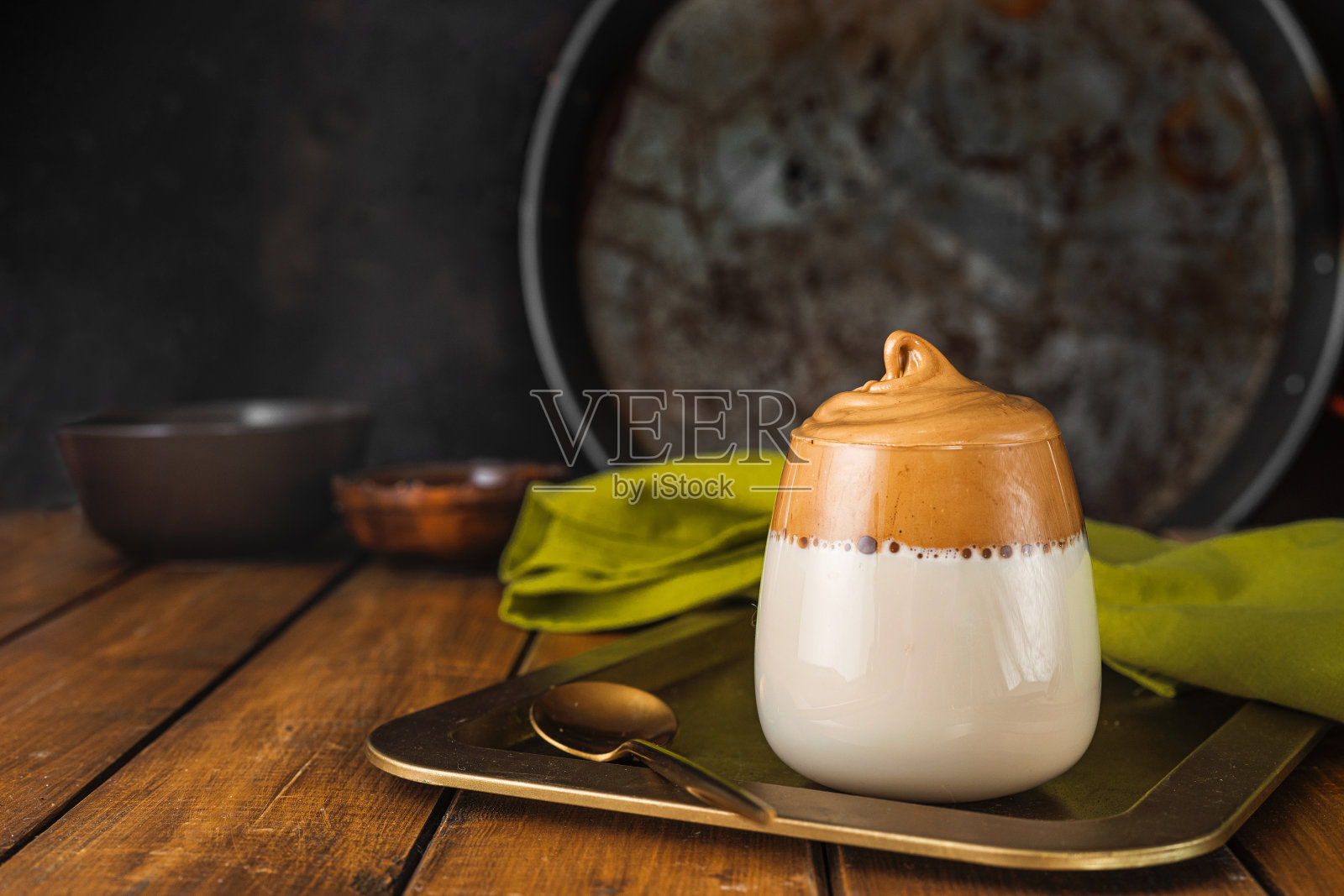 一杯以乡村为背景的著名的Dalgona发泡咖啡照片摄影图片