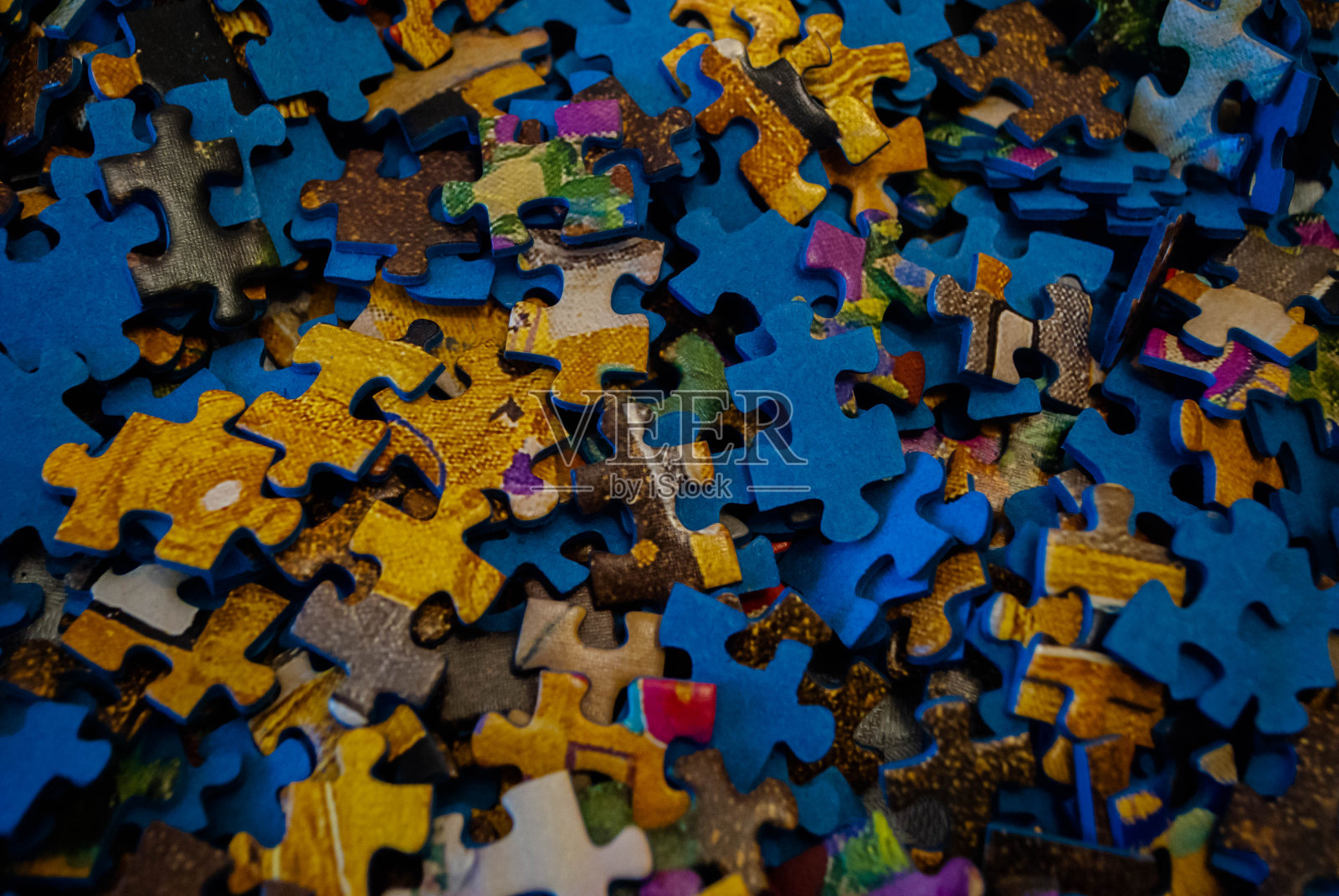 彩色拼图的特写。一堆拼图。拼图。数据的难题。难题为乐。照片摄影图片