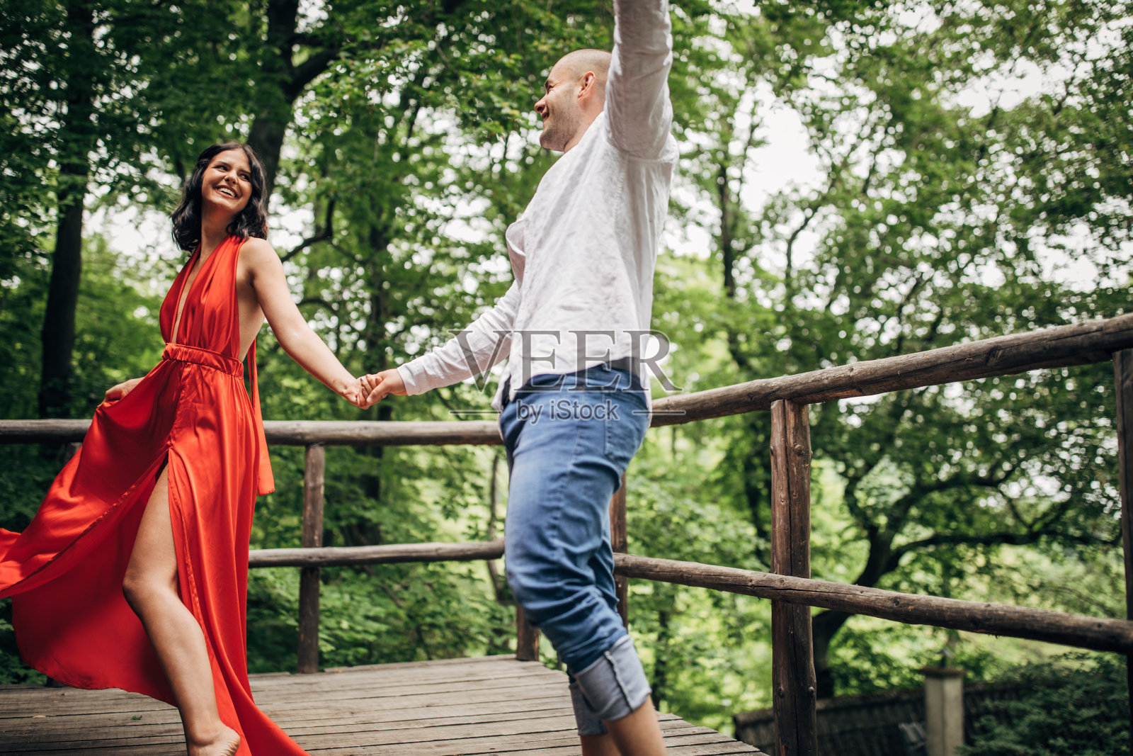 一对美丽优雅的年轻夫妇在大自然中跳舞照片摄影图片