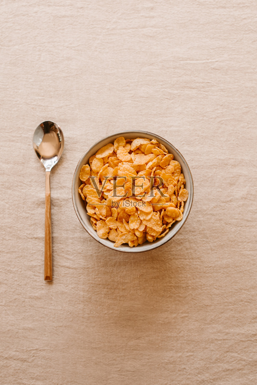 一碗乡村背景的玉米片。前视图。有机健康早餐。照片摄影图片