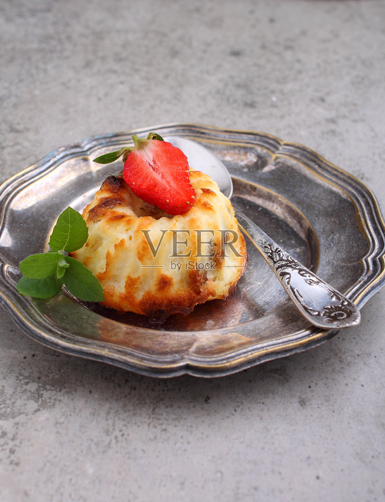 用薄荷装饰的白干酪砂锅照片摄影图片