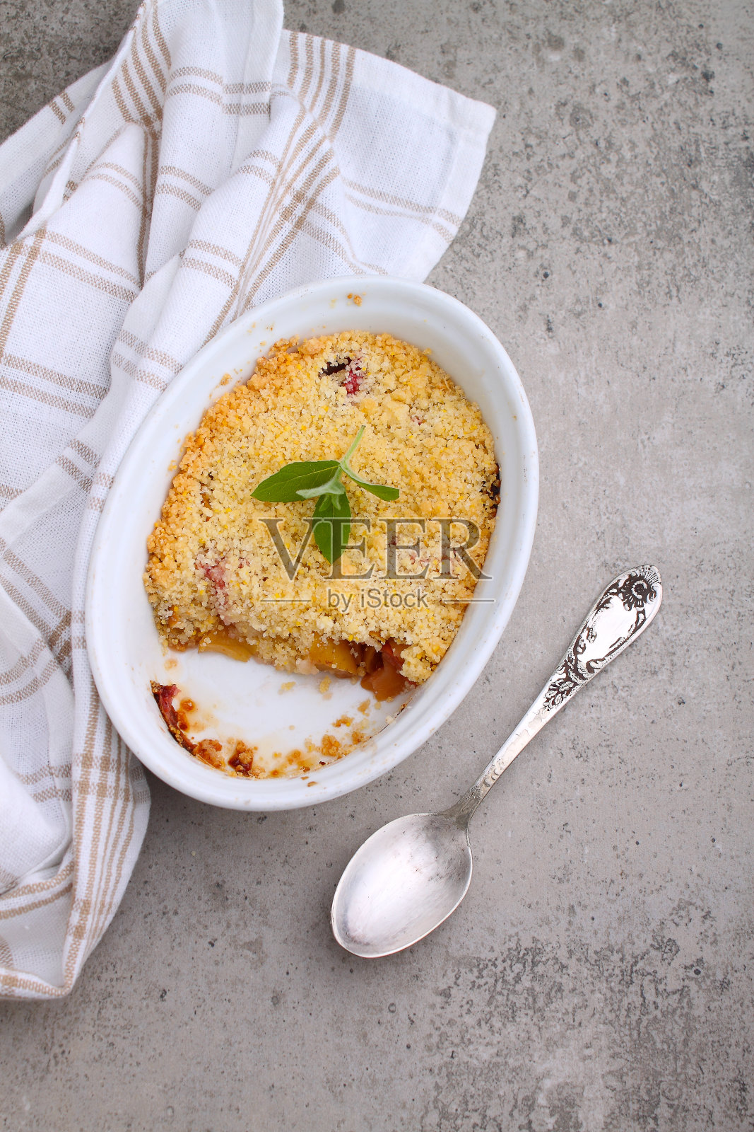 用白色盘子盛上草莓和苹果碎照片摄影图片