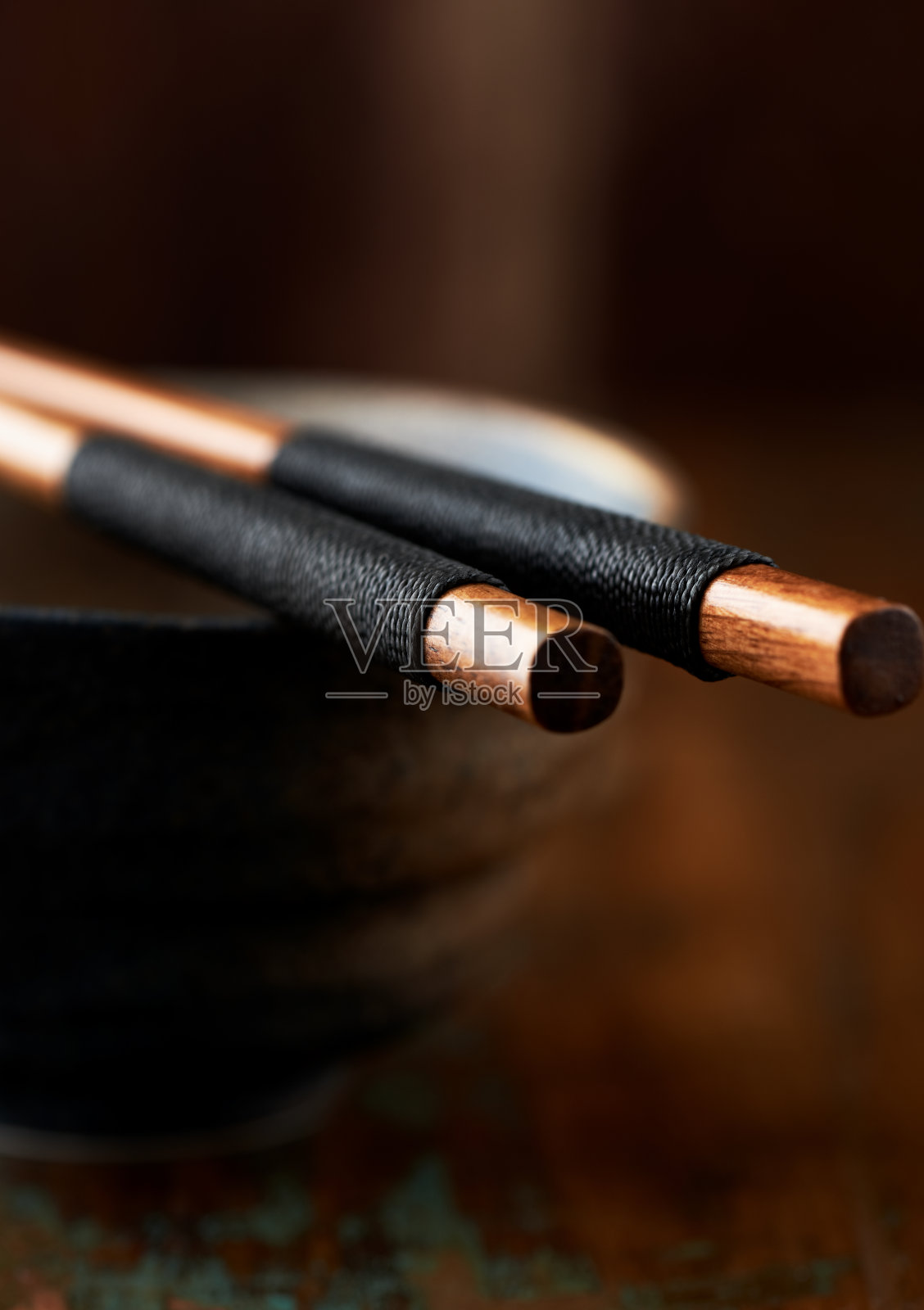 木筷和陶瓷碗的乡村背景照片摄影图片