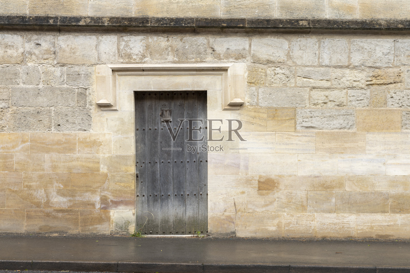 牛津墙上的一扇旧门照片摄影图片