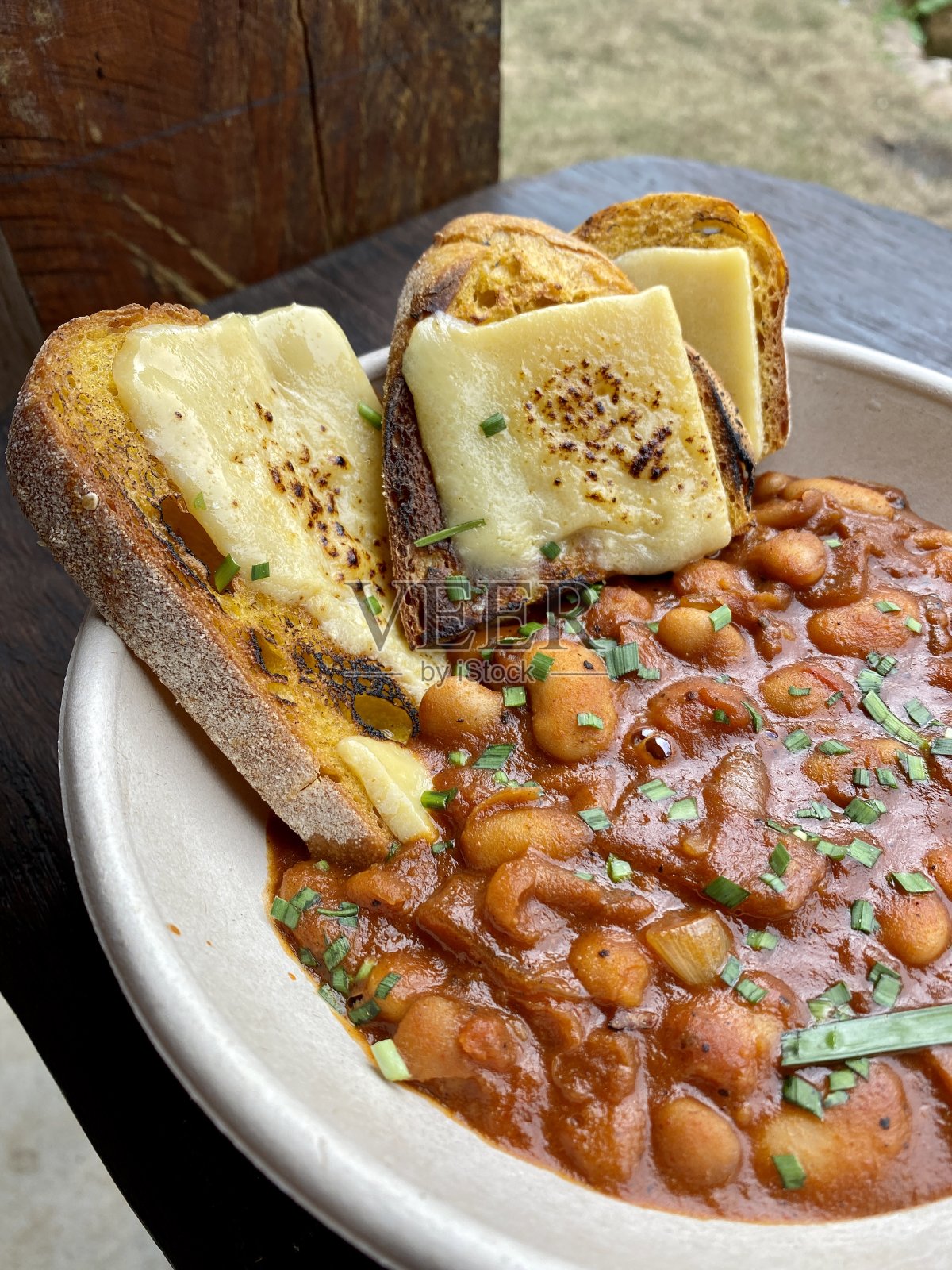 烤切达芝士片配自制豆照片摄影图片