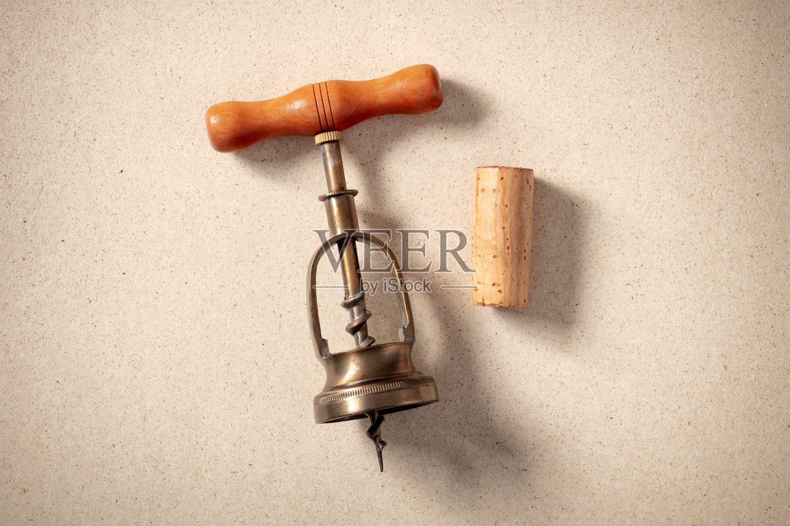 品酒的概念。一个老式的开瓶器和一个软木塞，从上面射出照片摄影图片