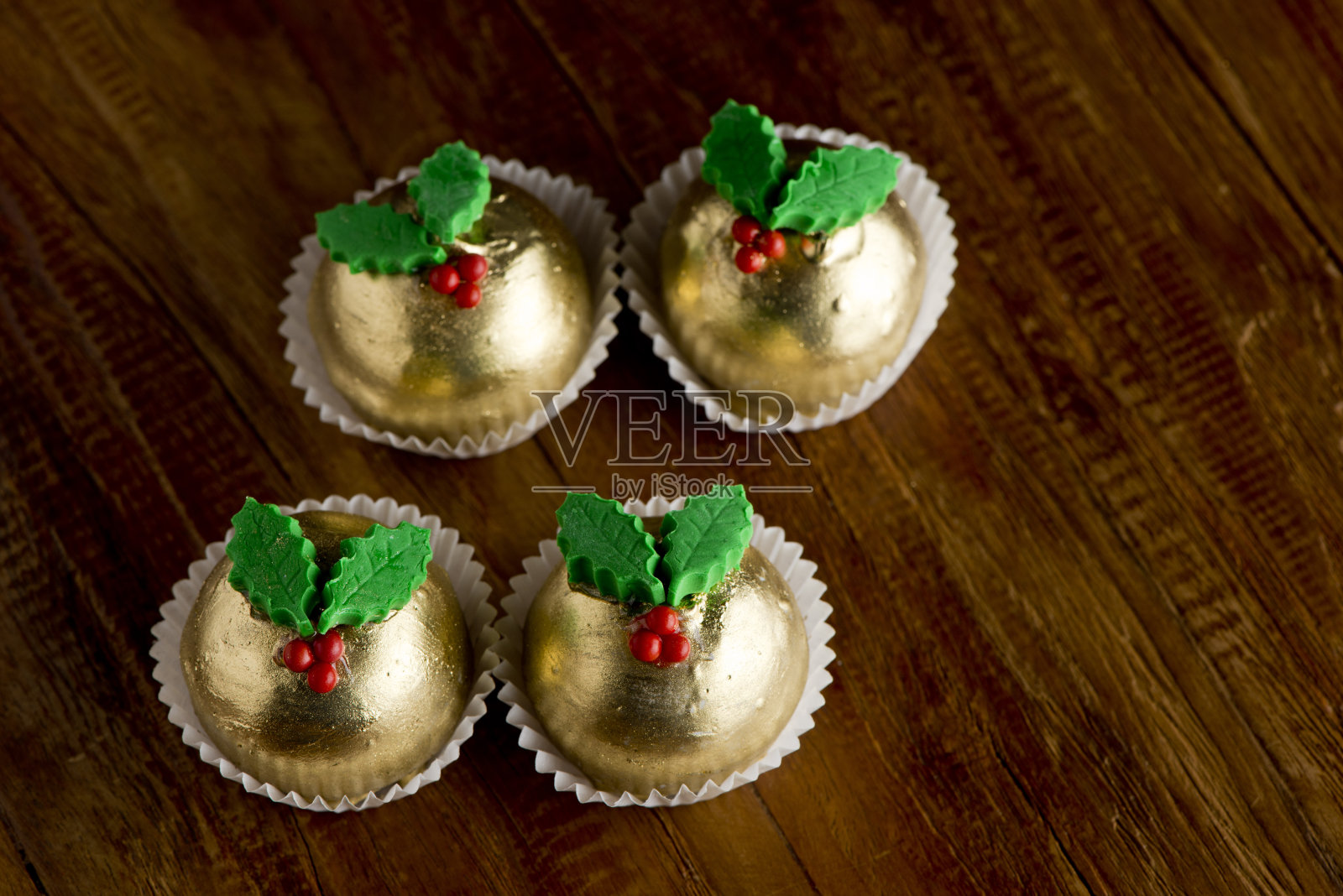 蛋糕。迷你纸杯蛋糕加香草奶油糖霜，上面撒上五颜六色的节日糖屑。经典烘焙或糕点店的最爱，用传统巧克力和香草蛋糕粉制成。照片摄影图片