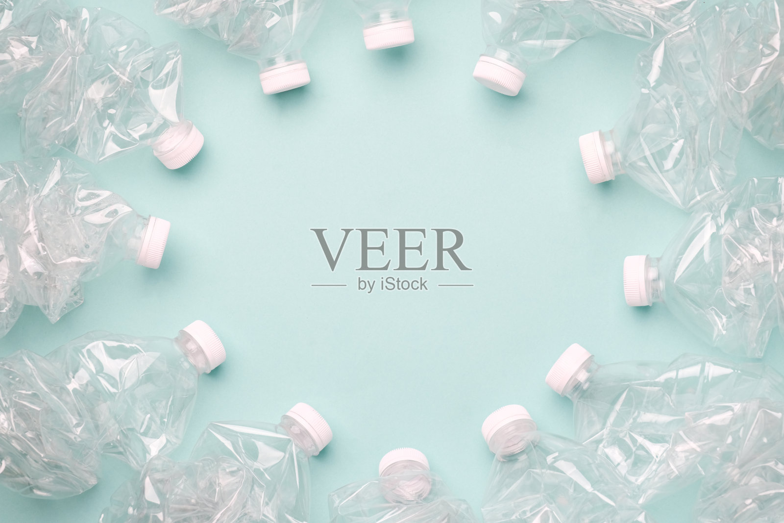 特写塑料瓶回收空概念浅蓝色背景照片摄影图片