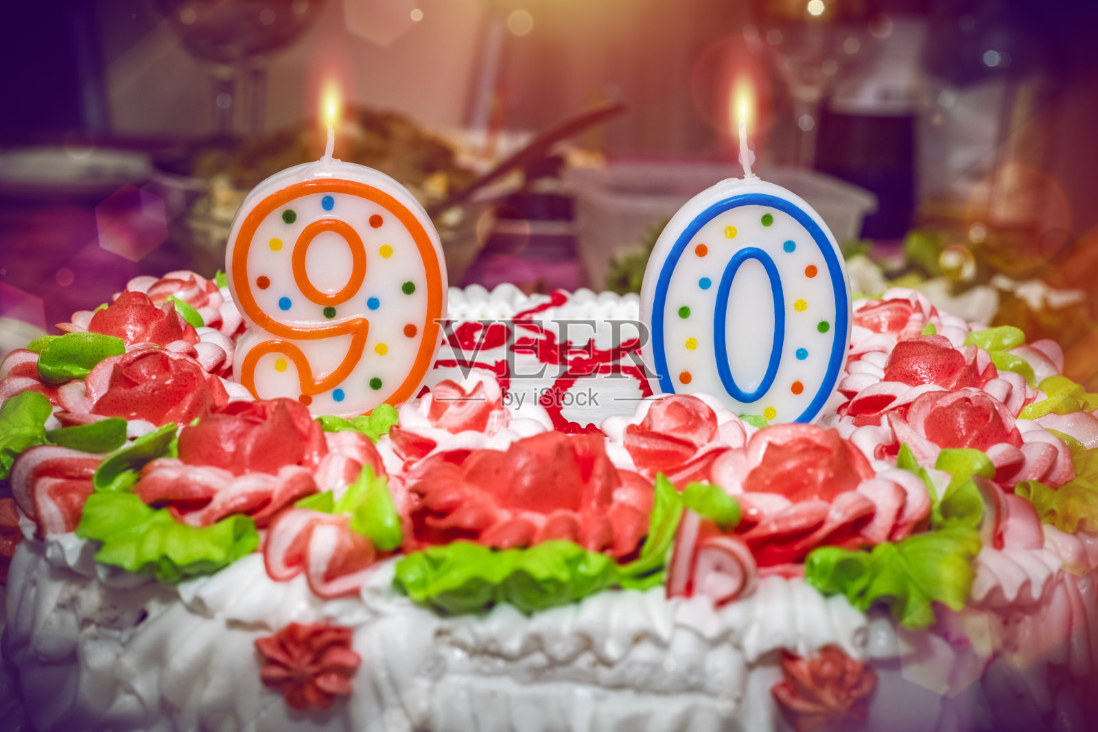 九十年周年纪念日。蛋糕以鲜花、图案和数字九和零的形式装饰照片摄影图片
