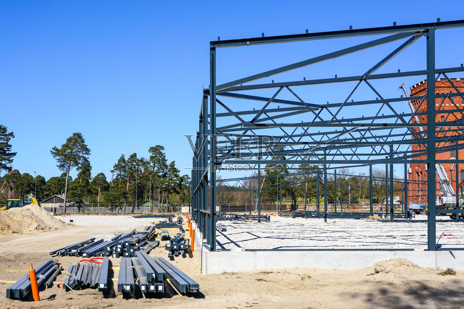 在工地上，新的钢结构正在施工中照片摄影图片