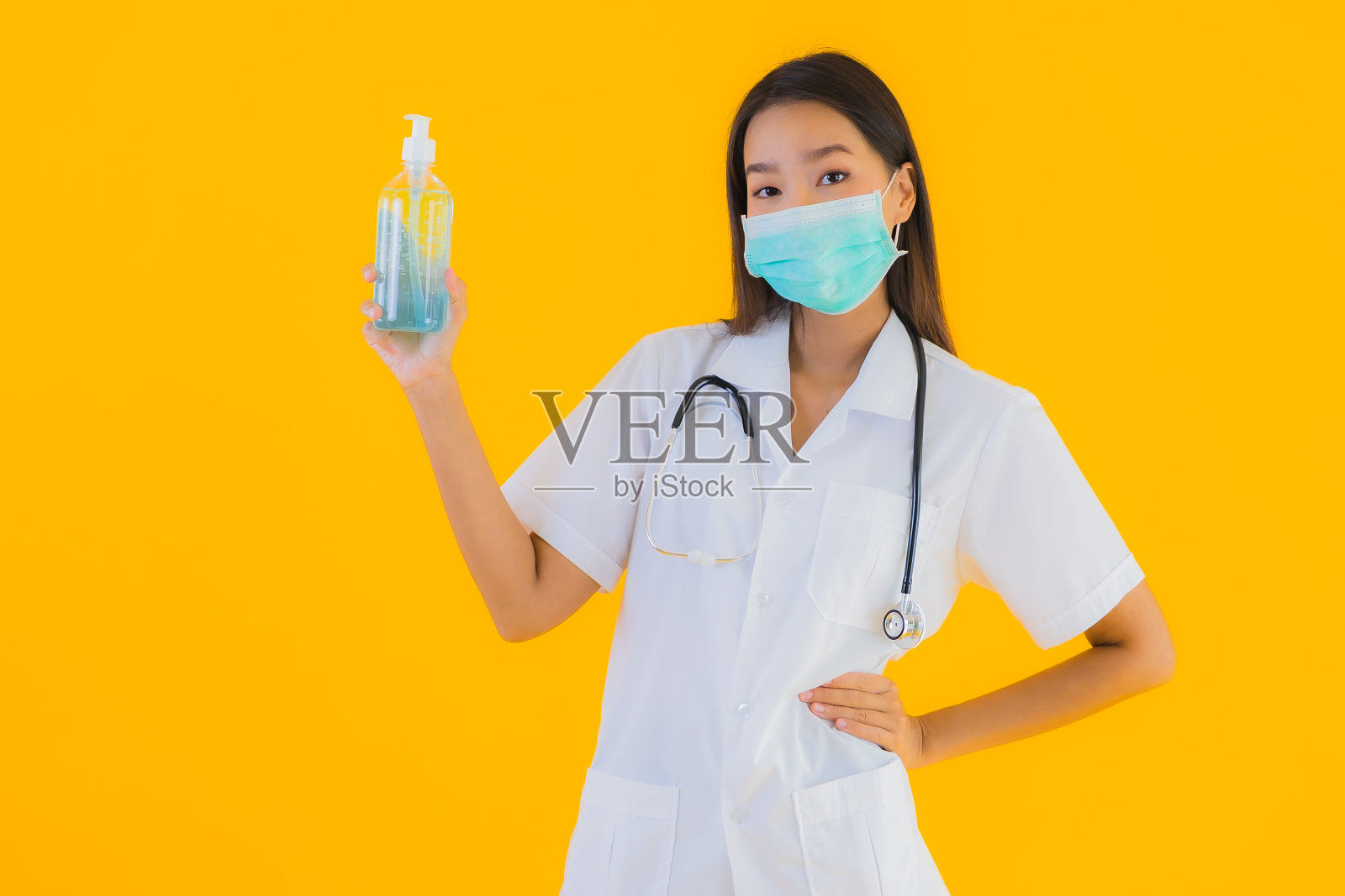 肖像美丽的年轻亚洲女医生戴上酒精凝胶面具照片摄影图片