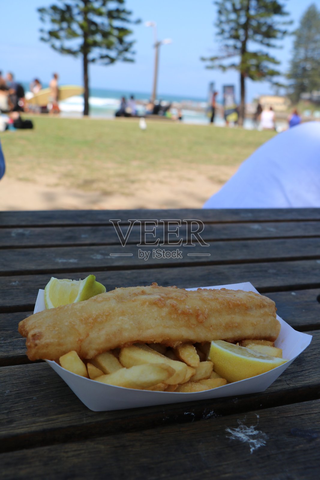 海滩上的快餐，炸鱼薯条照片摄影图片