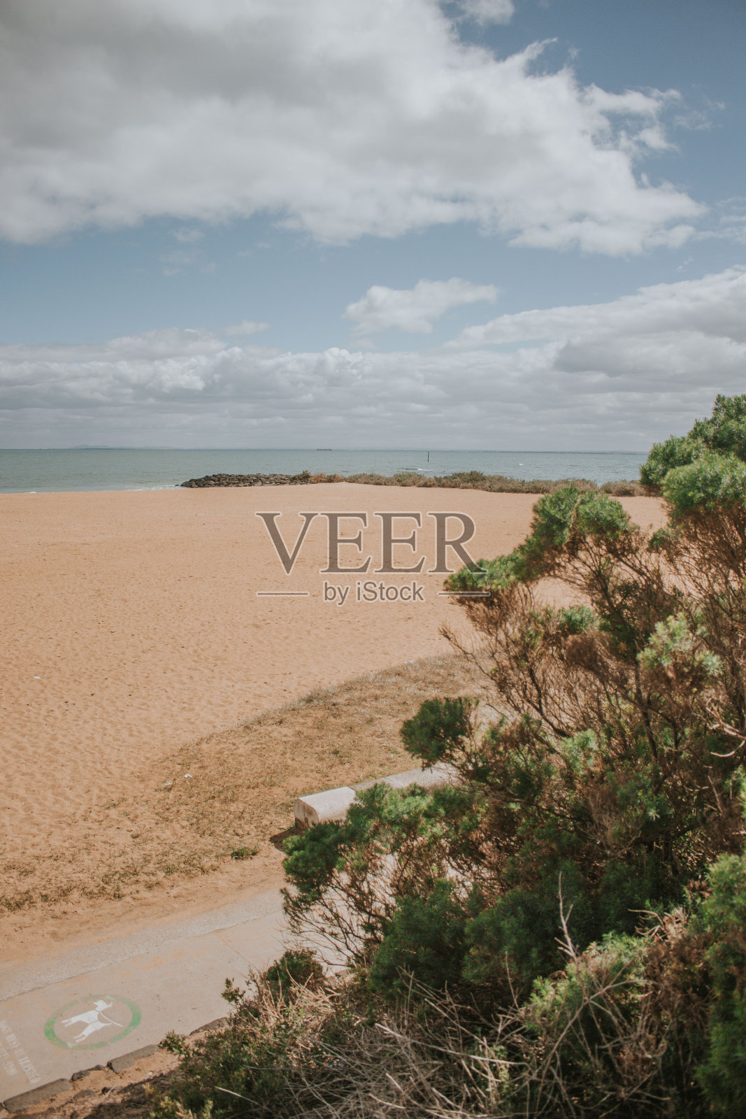 蓝色的海水和海岸的景色。照片摄影图片