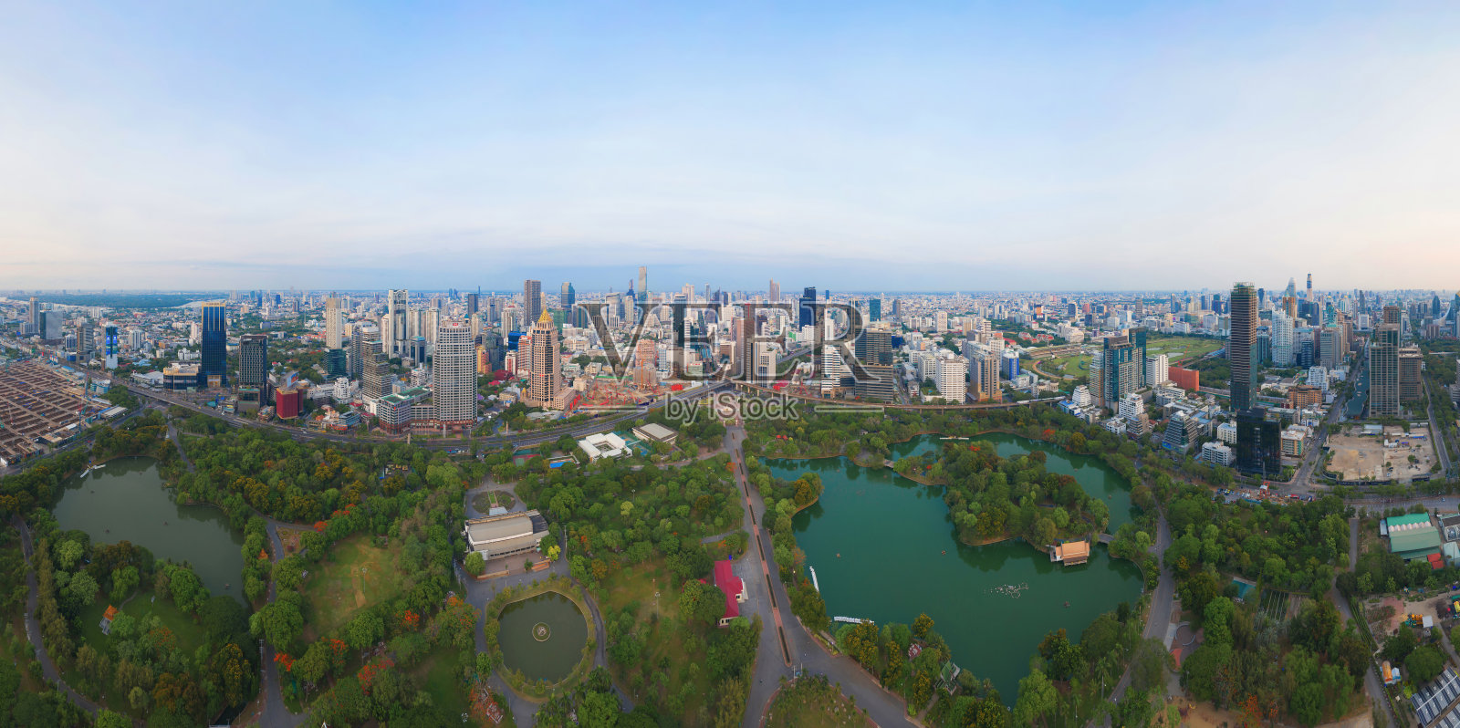 鸟瞰图的绿色树木在Lumpini公园，沙顿区，曼谷市中心天际线。泰国。亚洲智慧城市的金融区和商业中心。摩天大楼和高层建筑照片摄影图片