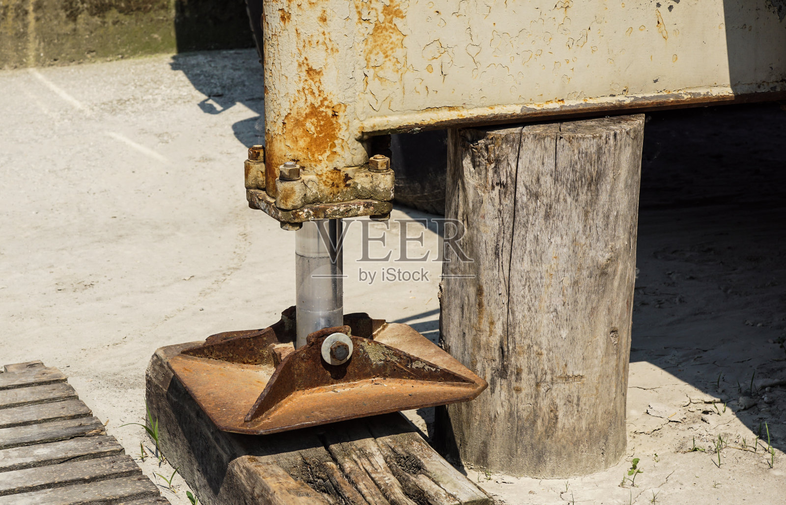 起重机的液压脚。加长侧式卡车支腿稳定器。移动式伸缩起重机的支架照片摄影图片