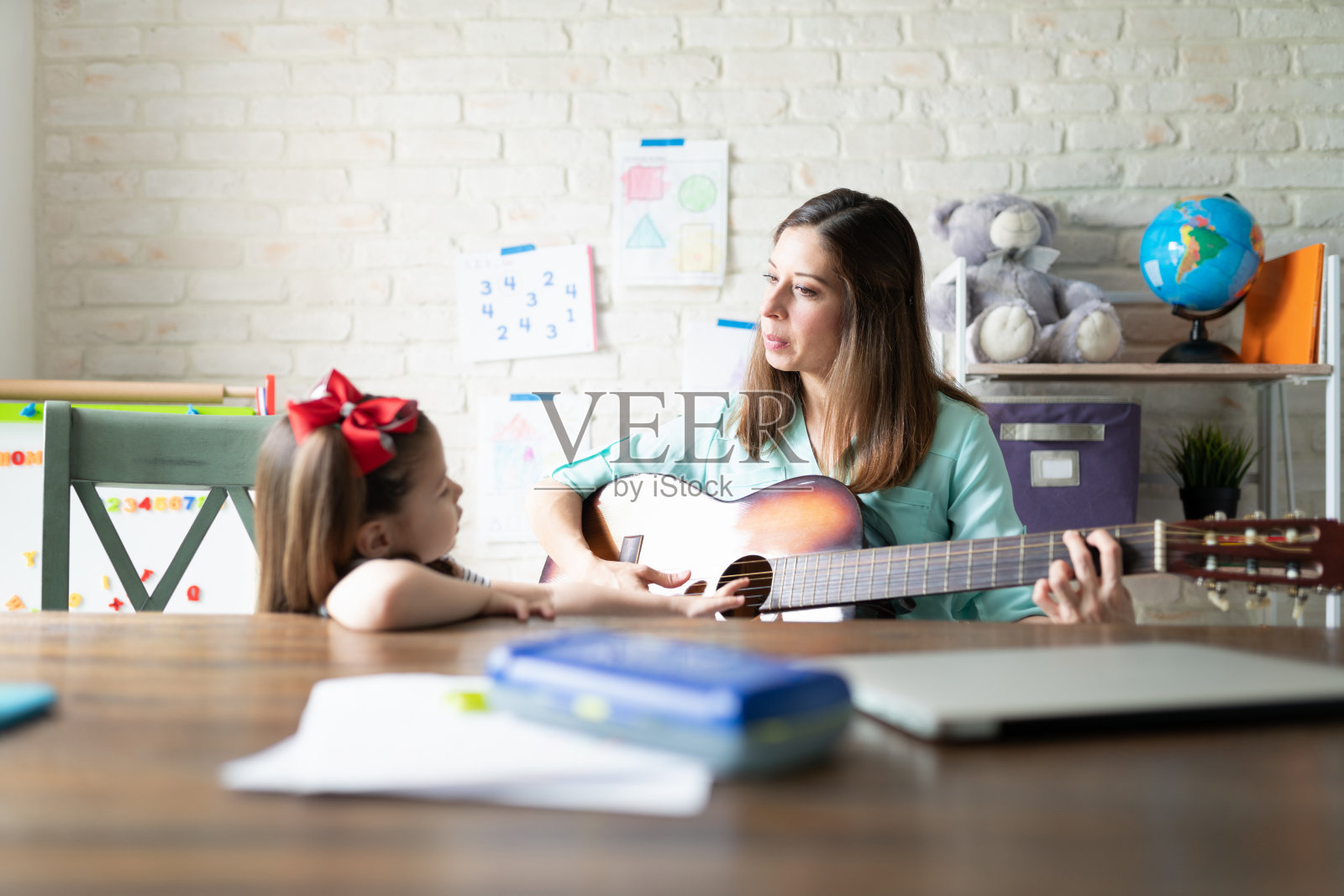 母亲和女儿在学习音乐照片摄影图片
