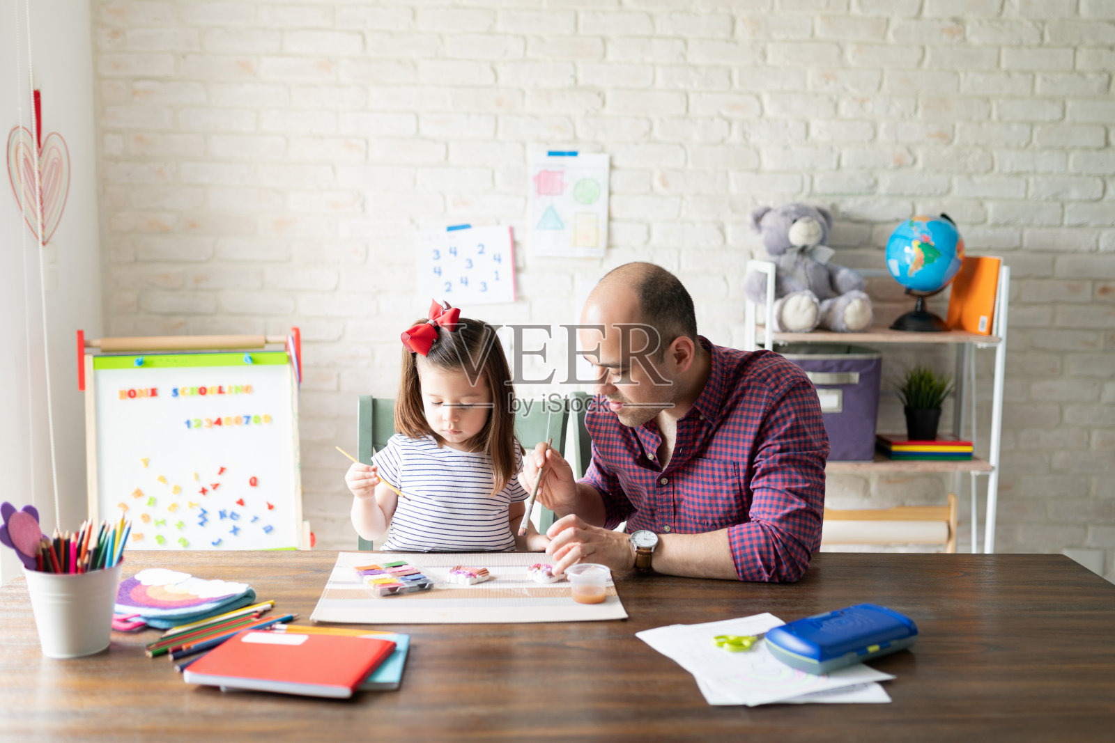 父亲和女儿在家里画画照片摄影图片