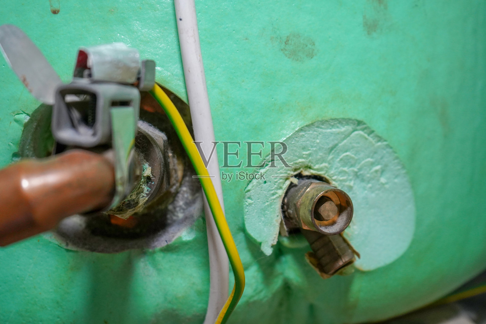 近距离观察热水箱上的水管照片摄影图片