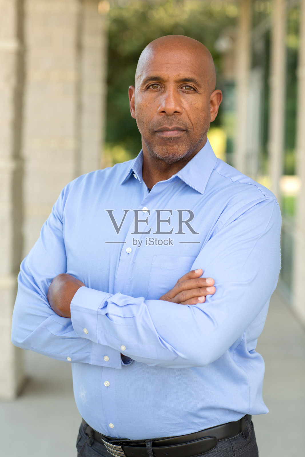 工作中的快乐成熟的非裔美国人。照片摄影图片