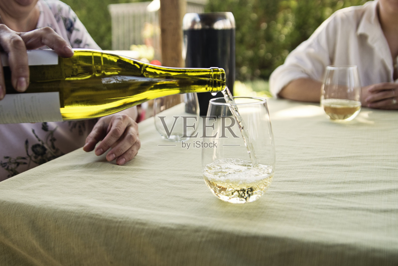 在郊区的后院喝白葡萄酒的欢乐时光。照片摄影图片