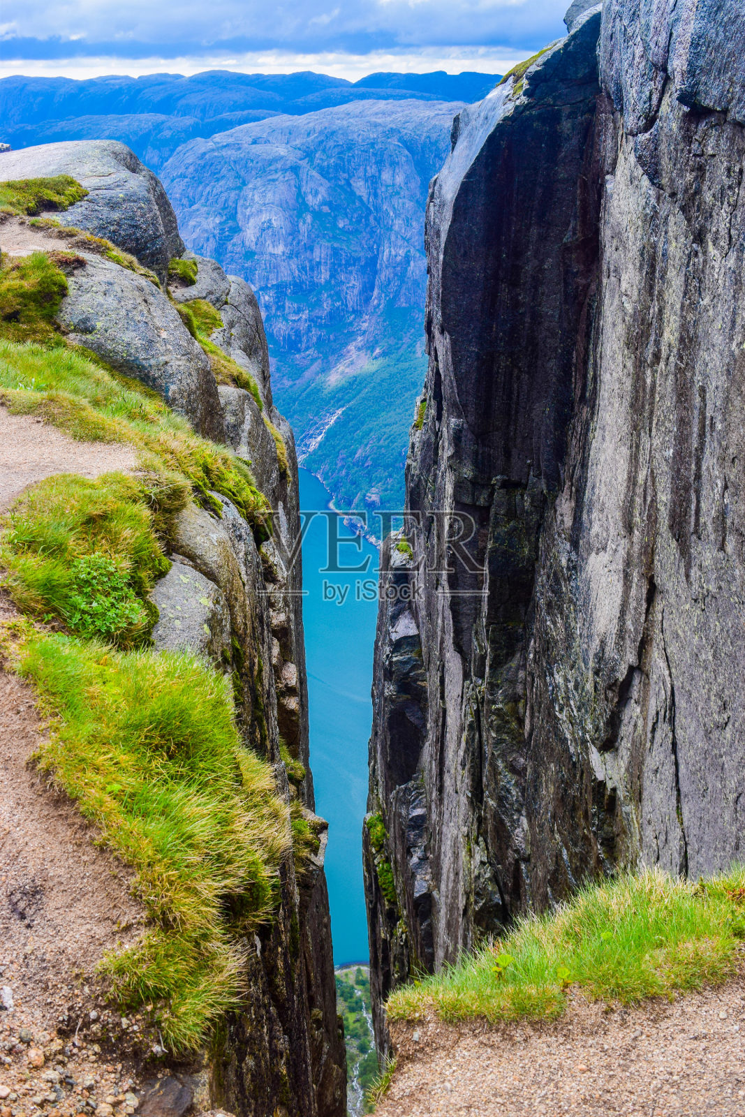 从两个984米高的悬崖之间的缝隙观看吕瑟峡湾，著名的谢格拉堡巨石就在附近，这是世界上最危险的石头照片摄影图片