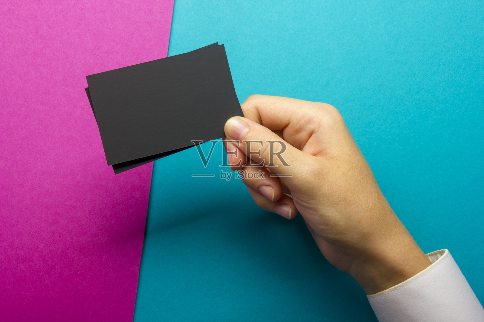 手持白色背景上的白色名片照片摄影图片