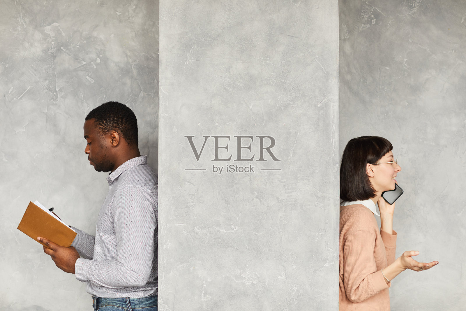 工作中的商务人士照片摄影图片