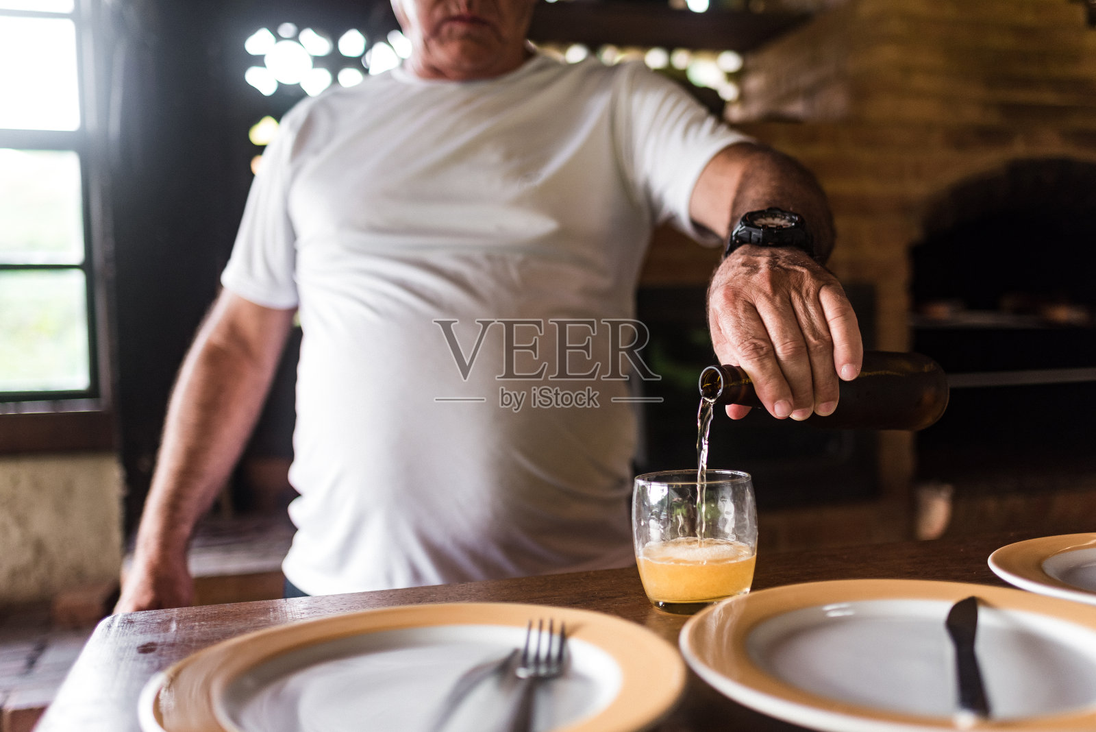 烧烤时提供啤酒照片摄影图片