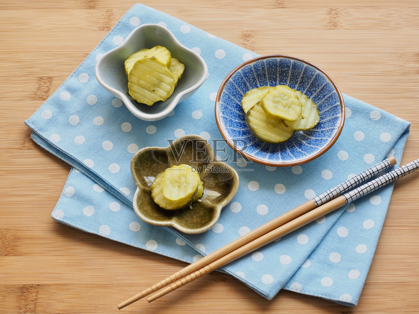 黄瓜，泡菜和腌萝卜照片摄影图片